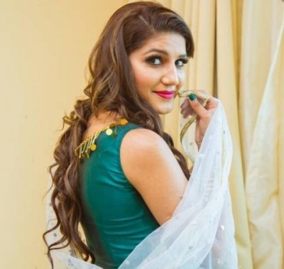 Sapna Choudhary spreads a desi vibe, wears saree in 'Slate Batti' song