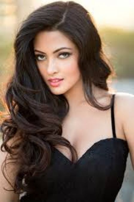 Actress Riya Sen looks attractive in these pictures