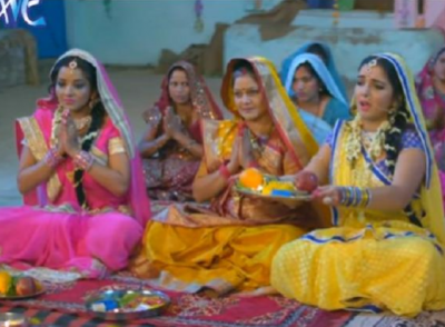 Bhojpuri Star Amrapali Dubey and Monalisa's Teej Song Goes Viral; found So Many Views!