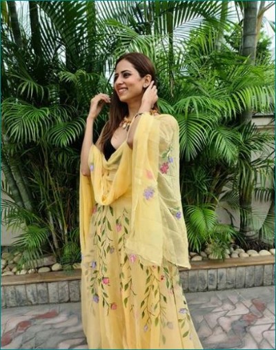 Sargun Mehta looks gorgeous in Yellow lehenga