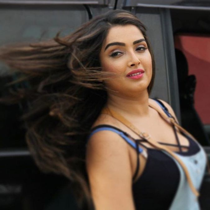 Amrapali Dubey soars temperatures high with her Video; See Here!