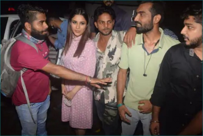 Shehnaaz Gill trapped among fans, ruckus for a selfie