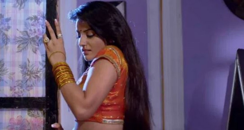 Akshara Singh's romantic song is going viral on the Internet