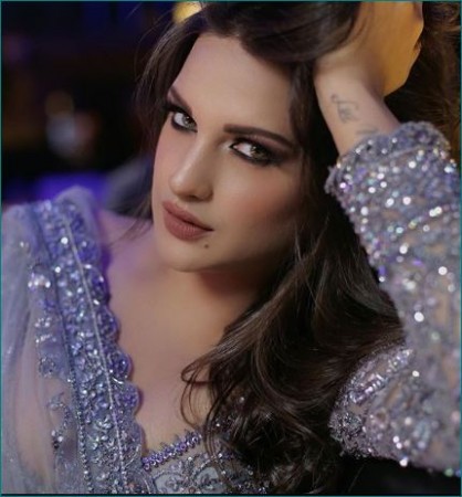 Himanshi Khurana wins heart of fans in a colorful dress