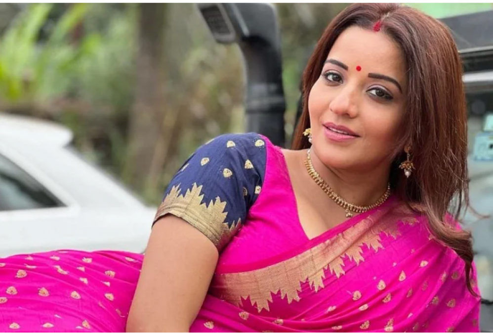 Monalisa wreaks havoc in pink saree, fans filled with comments