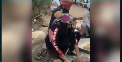 Video: This actress reaches Delhi to support farmers, cooking bread pakoras in border