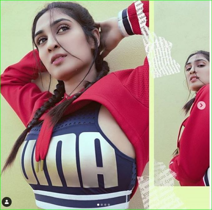 This Marathi actress shares her new pictures in red hoodie, See photos