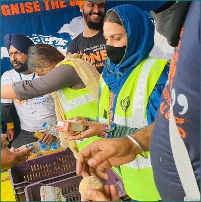 Himanshi Khurana distributed juice to farmers, served with Volunteer of Khalsa Aid