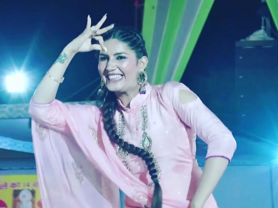 Sapna Chaudhary set the stage on fire with dance moves on the song 'Gunghat  Ki Oat', video goes viral