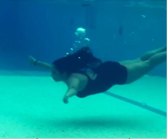 VIDEO : पानी के अंदर इस एक्ट्रेस ने दिखाए ,तब ही अचानक से...