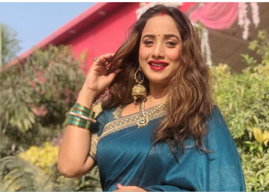 Rani's glamorous look in blue saree