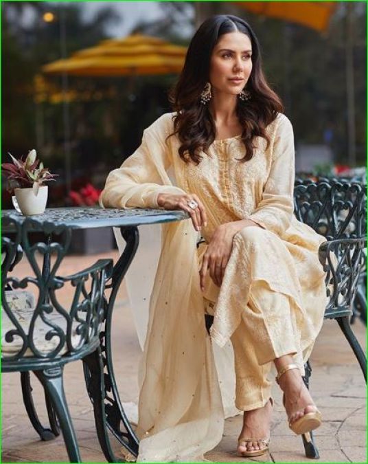 Sonam Bajwa looked very beautiful in traditional attire