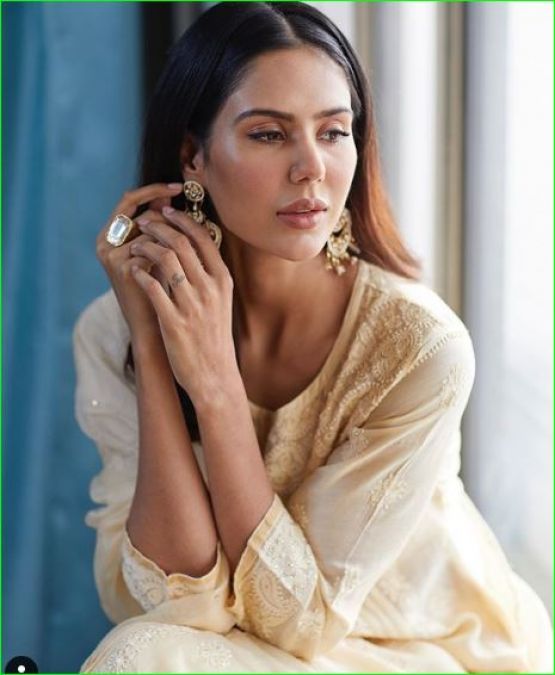 Sonam Bajwa looked very beautiful in traditional attire