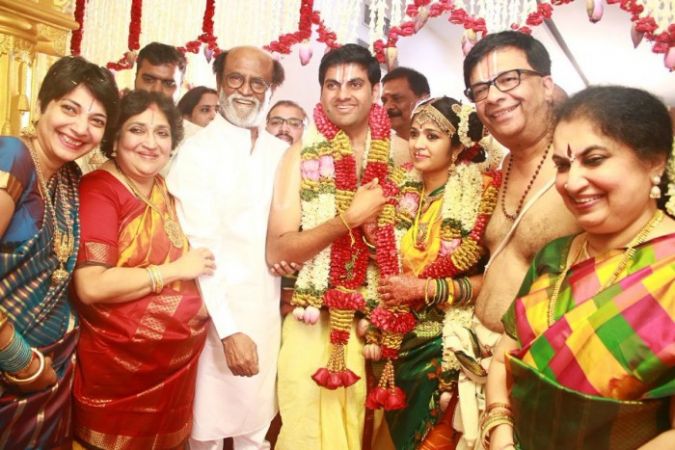 धानुष और पत्नी लता के साथ शादी समारोह में दिखे रजनीकांत