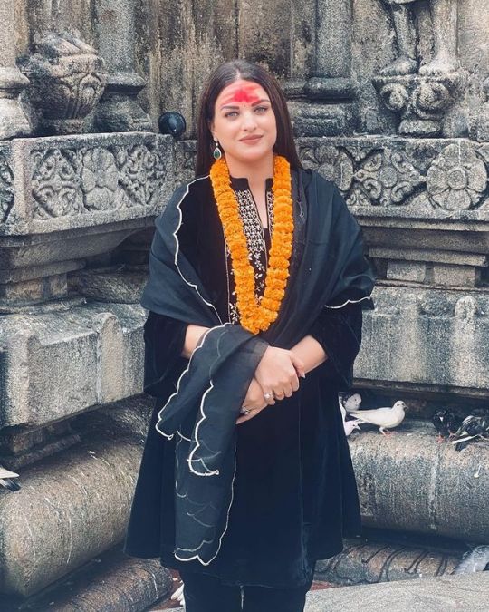 Himanshi Khurana arrives at Kamakhya Devi temple, these beautiful pictures surfaced
