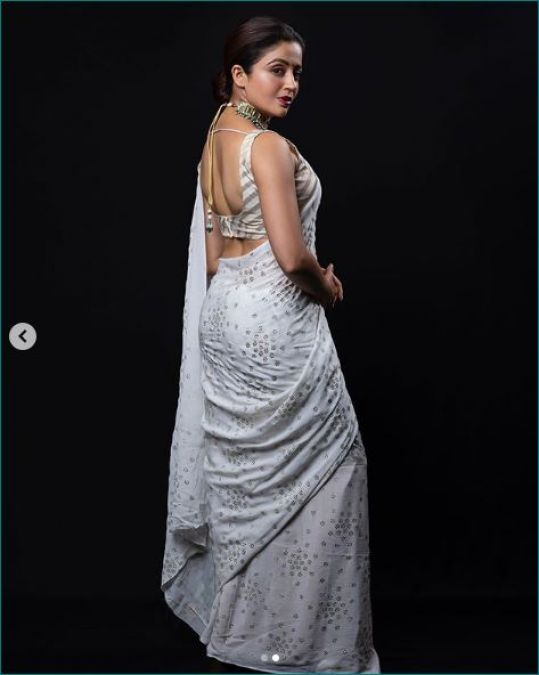 Neha Pendse looks very beautiful in white sari after marriage