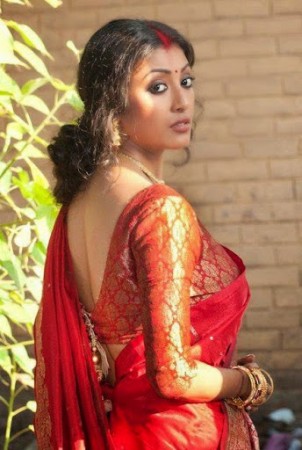 This Bengali actress looks beautiful in black & yellow dress