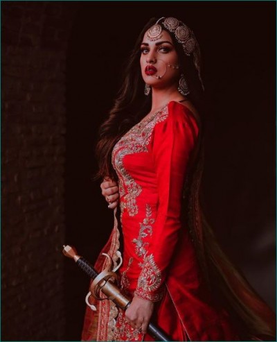 Himanshi Khurana shows her killer style, Check out here
