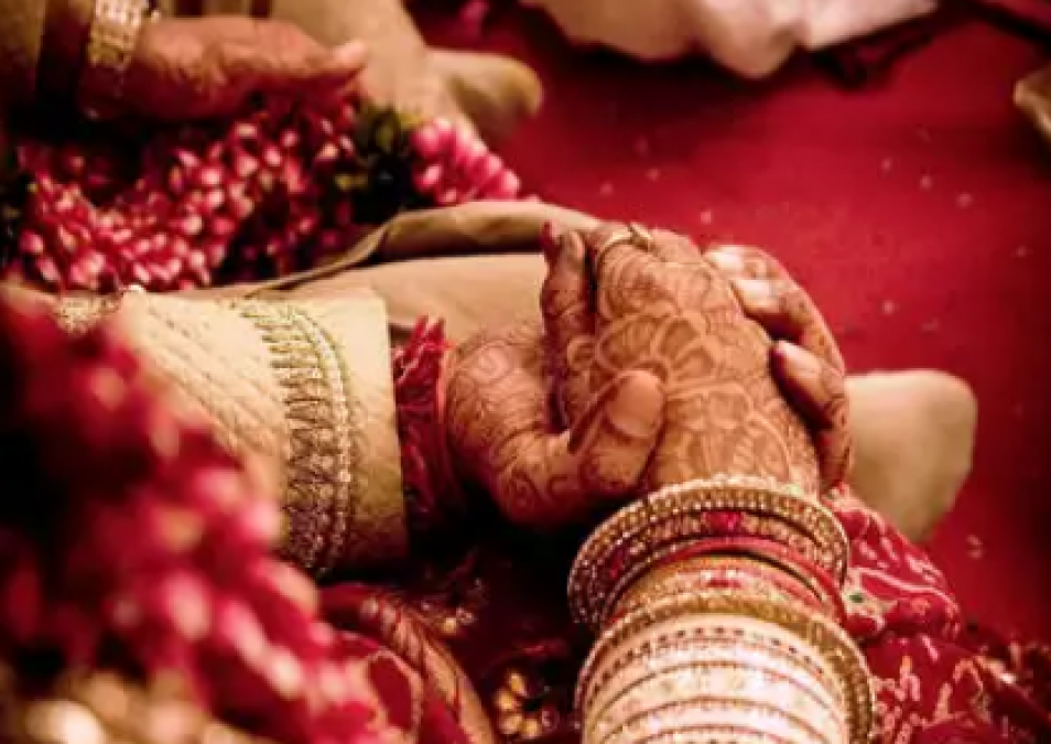 This Bhojpuri actress gets married in year 2019, known as 'Item Queen'