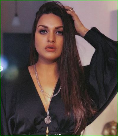 Himanshi Khurana shares her sexy pictures on New Year, Checkout here