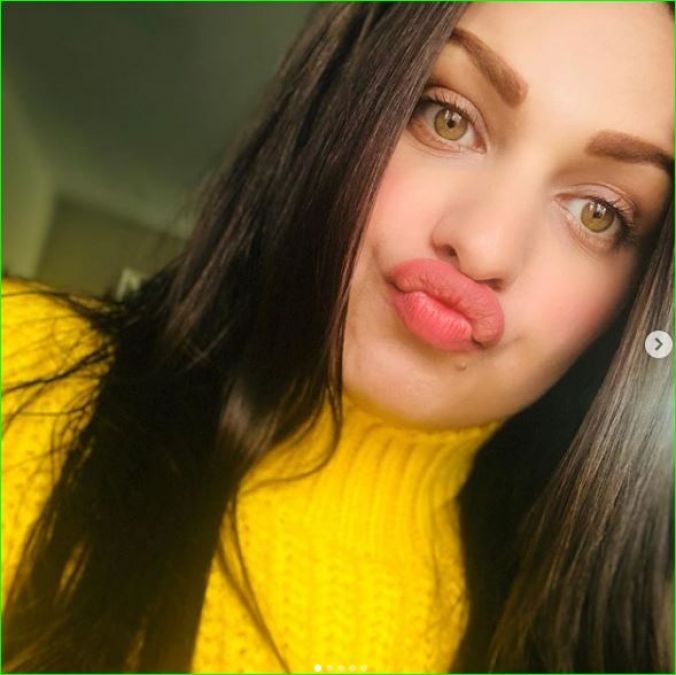 Himanshi Khurana beats Kareena, new photos shares by making pout