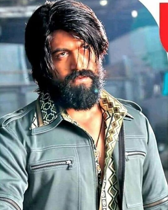 KGF 2 star Yash, Baahubali starrer come along at film event