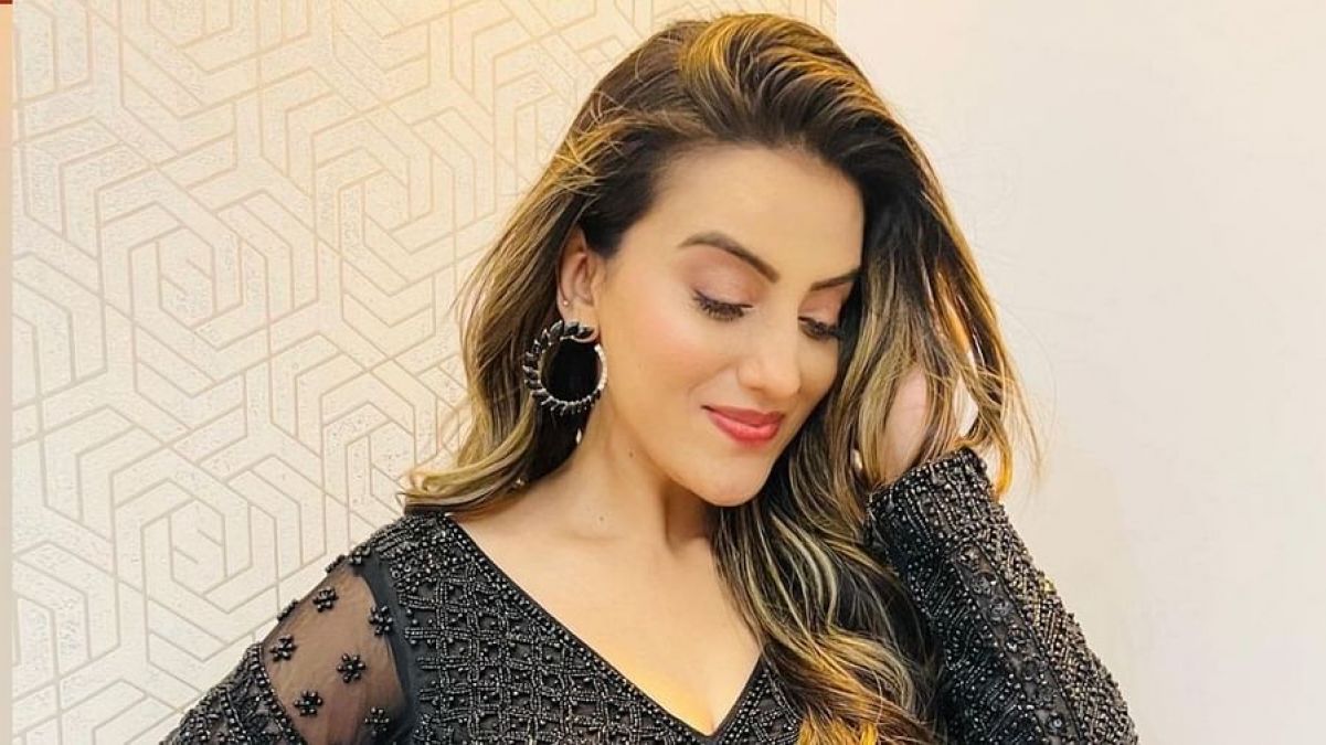 Akshara shares glamorous photos from her bedroom, created stir on social media