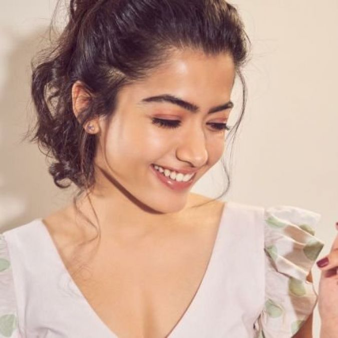 VIDEO: Rashmika Mandana forgets to wear a mask before exiting, this happened!