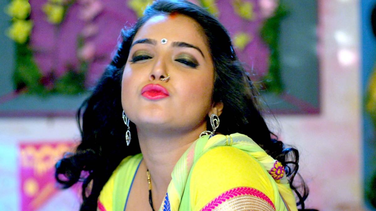 Bhojpuri Amarpali Ka Xxx - Amrapali Dubey's Hot Romance in the Rain, Blow up fan's mind ...