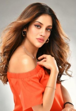Pregnant Nusrat Jahan's shares picture with caption 'If life will give you..'