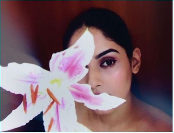 This Marathi actress got a photoshoot done with flowers