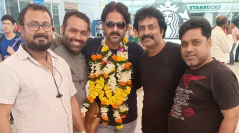Bhojpuri Star 'Pawan Singh' welcomed at Mumbai airport