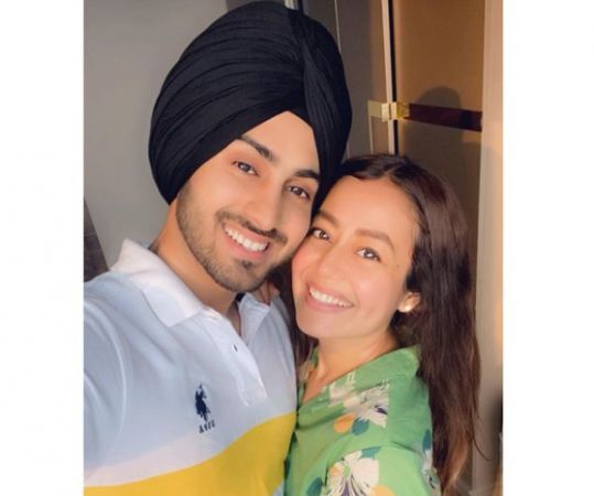 Singer Neha's hubby Rohanpreet promises her romantic note on her birthday