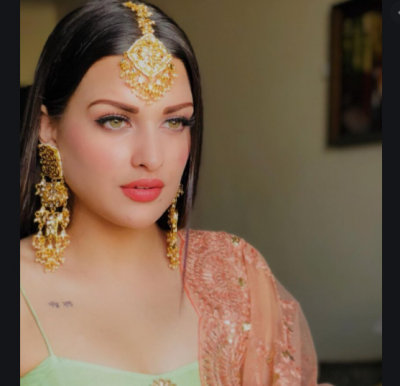 Himanshi Khurana sets fire to swimming pool, fans can't take their eyes off the pictures