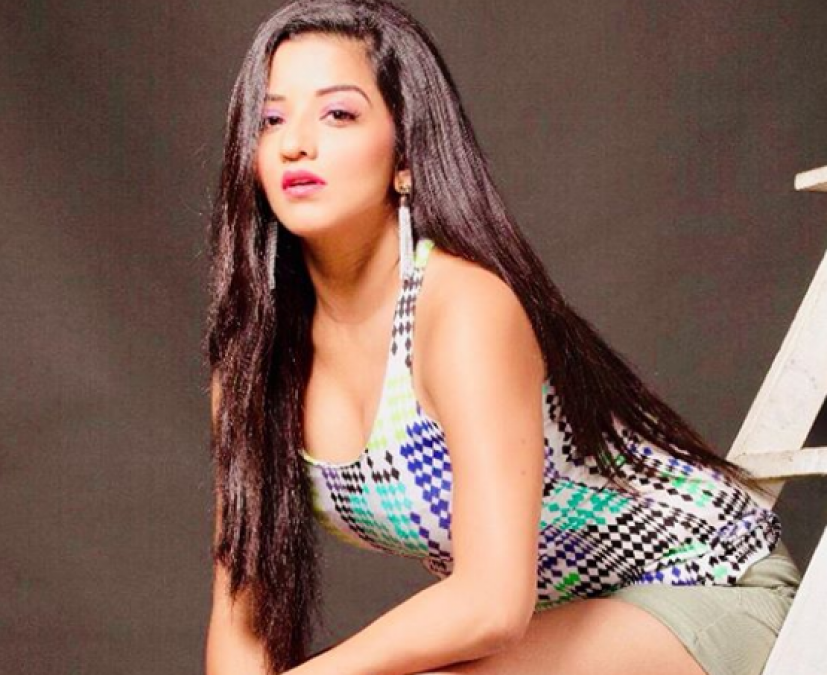 Monalisa sizzles much in hot pants; fans become uncontrollable!