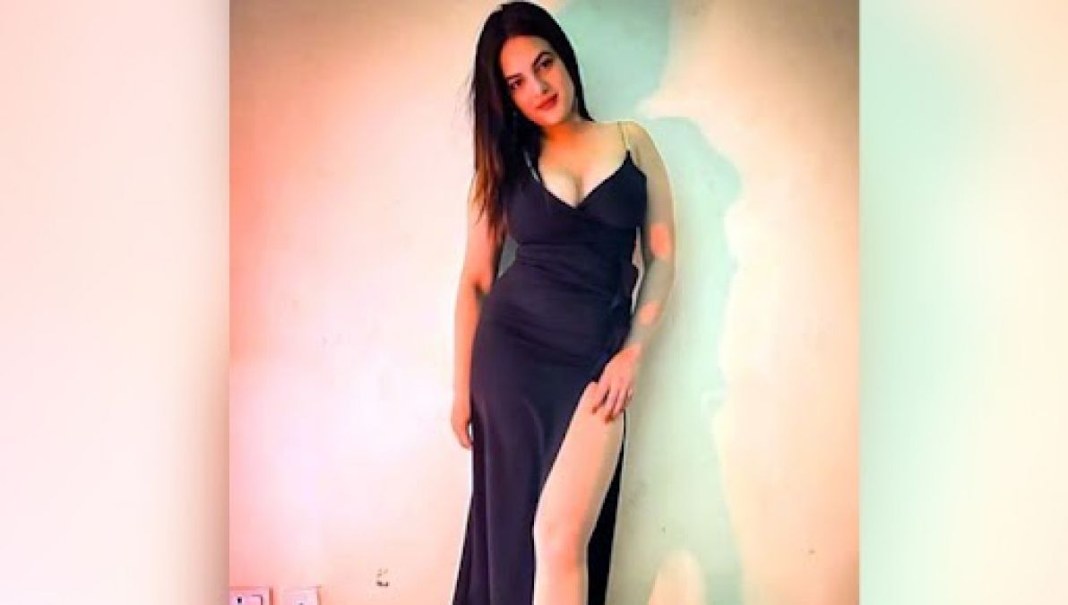 Esha Gupta beats Esha Gupta in terms of beauty