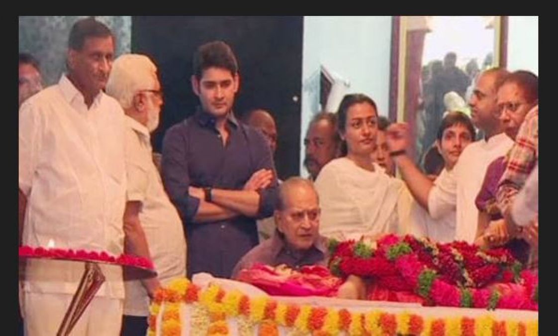 Mahesh Babu pay his last respects to legendary Vijaya Nirmala