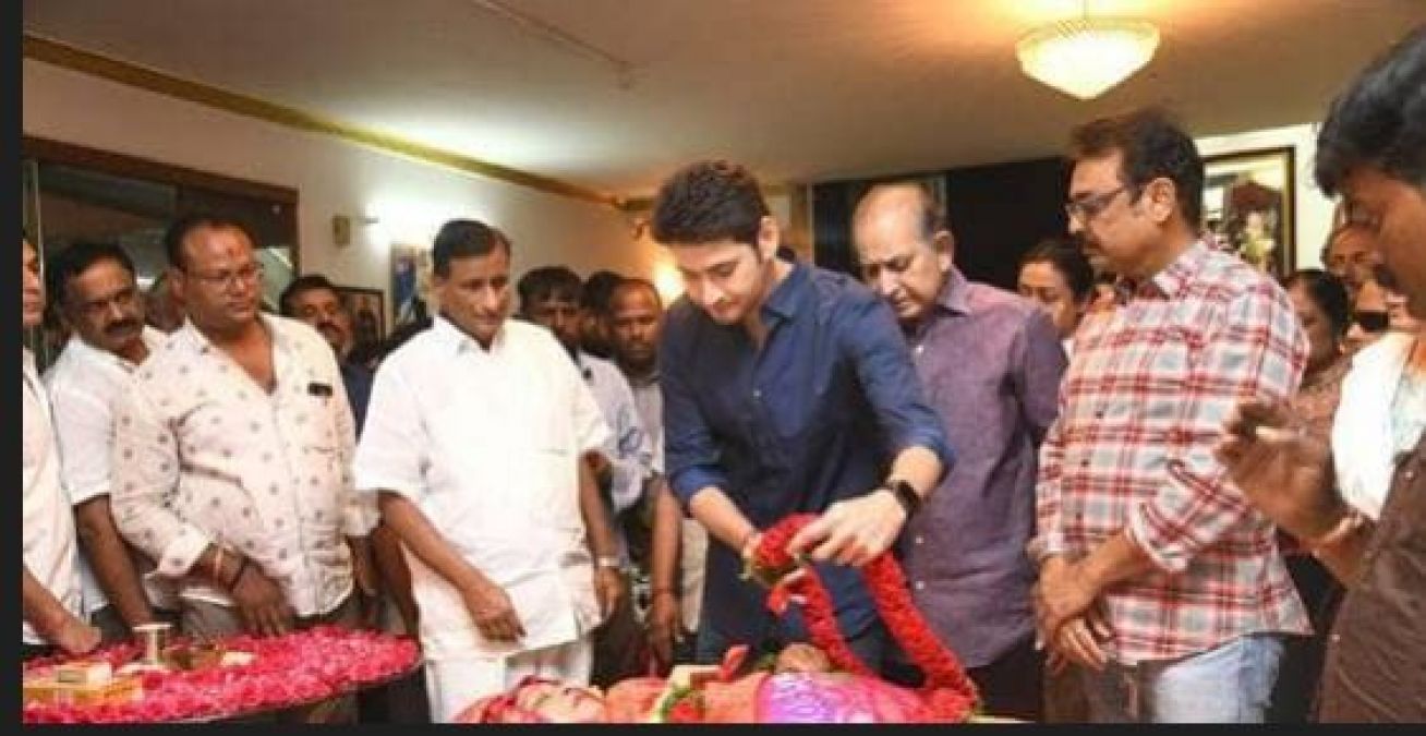 Mahesh Babu pay his last respects to legendary Vijaya Nirmala