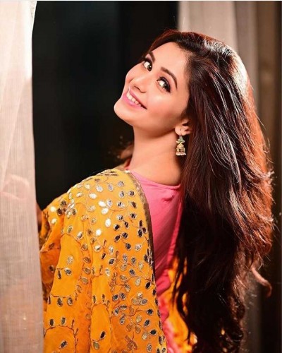 Actress Ritabhari Chakraborty shares glamorous avatar, See pics