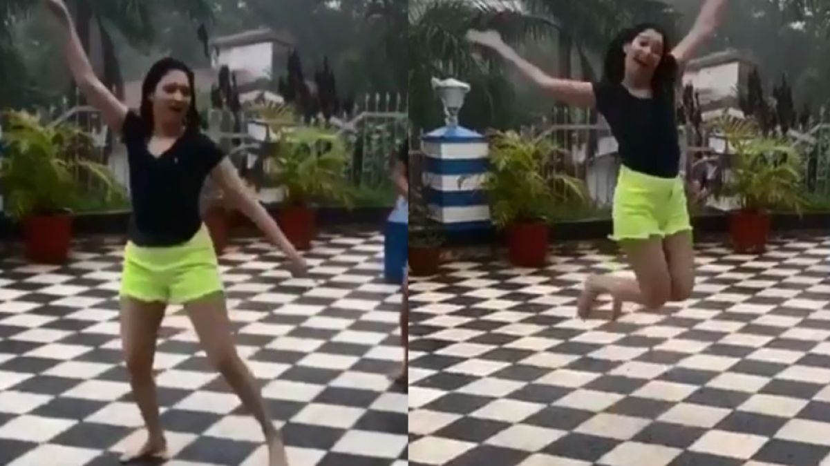 बारिश में जमकर नाची 'बाहुबली' एक्ट्रेस तमन्ना, वायरल हुआ वीडियो