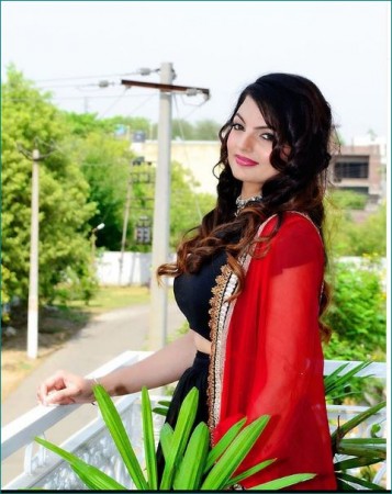 This Punjabi singer always wears salwar-kameez to make her fans crazy