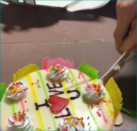 असीम संग केक काटते नजर आईं हिमांशी, वीडियो हो रहा वायरल