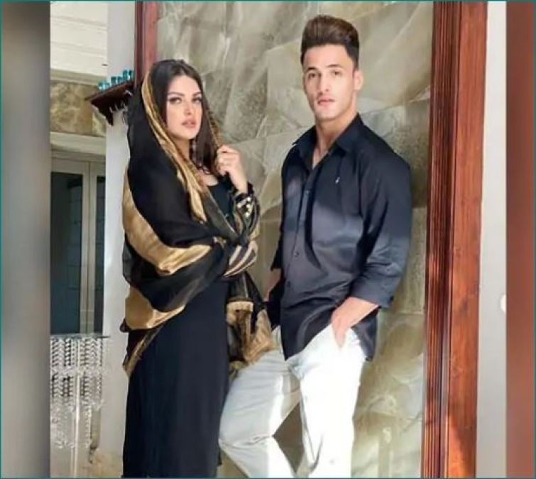 Himanshi Khurana gives romantic pose with Asim Riaz