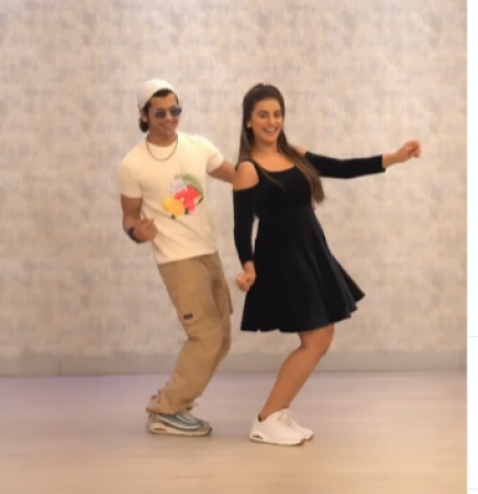 Bhojpuri queen seen dancing step by step with this star