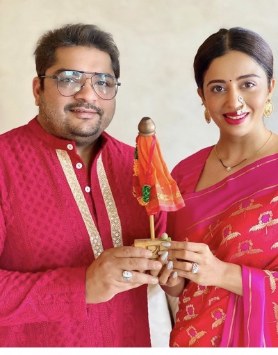 मराठी अंदाज में शादी के बाद नेहा पेंडसे ने मनाया पहला गुडी पड़वा