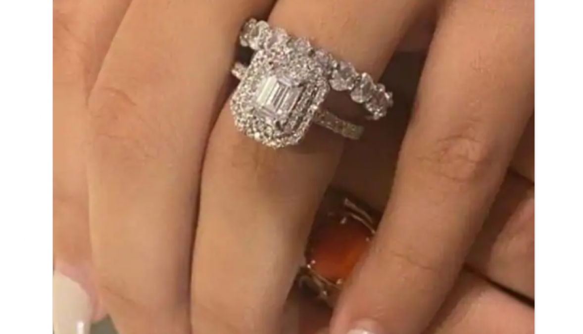 Himanshi Khurana was seen showing engagement ring