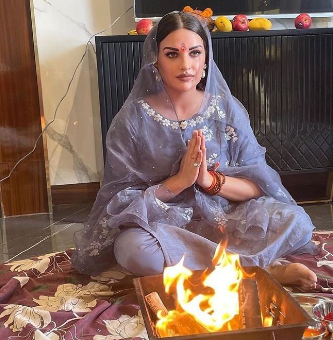 Himanshi Khurana absorbed in devotion on Akshaya Tritiya, the actress looked even more beautiful in a gray dress