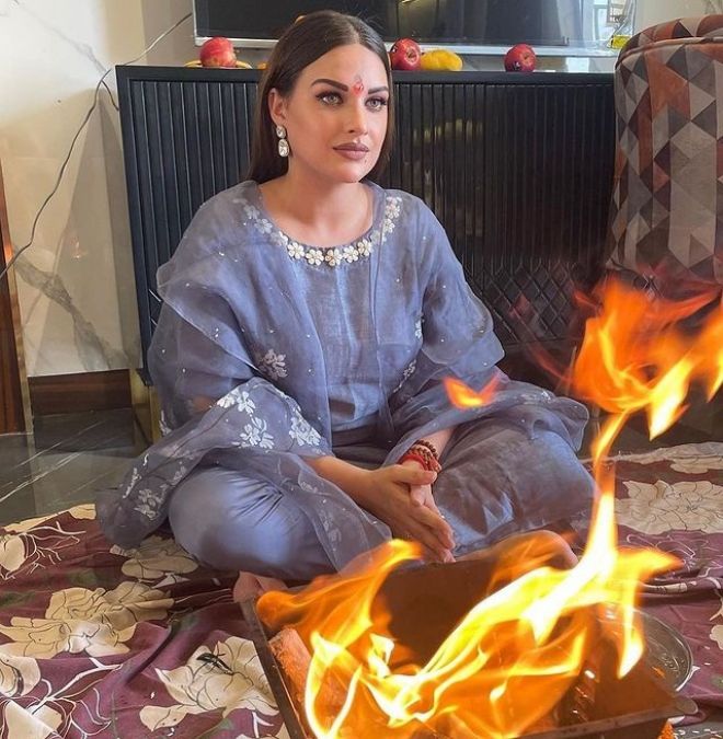 Himanshi Khurana absorbed in devotion on Akshaya Tritiya, the actress looked even more beautiful in a gray dress