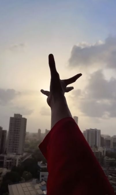 Emptiness in the eyes... Shehnaaz Gill is looking for her love with her arms extended towards the sky.