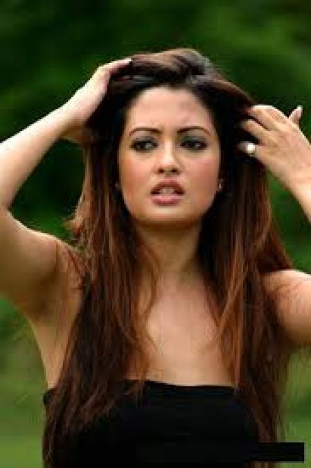 Riya Sen driving fans crazy with her new pictures